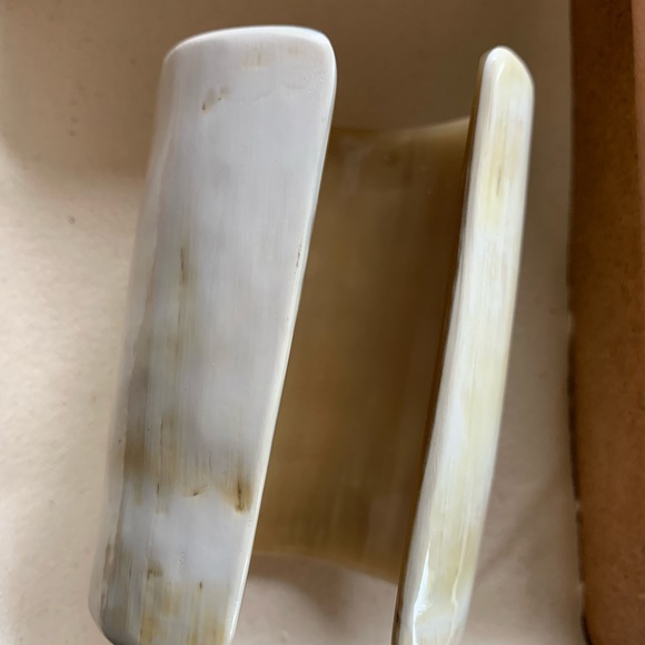 Gorgeous Natural Buffalo Horn Cuff - Picture 4 of 6